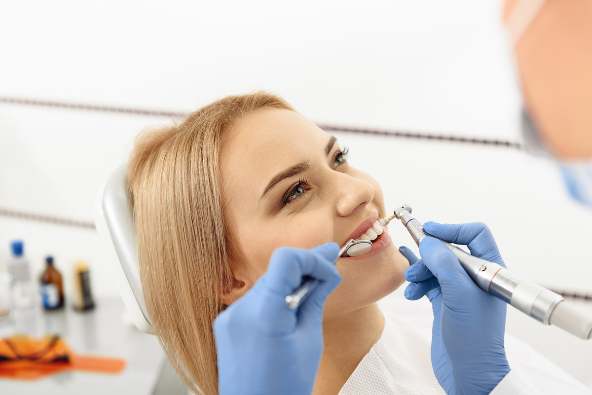 Как стоматологи делают чистку зубов. Профессиональная гигиена полости рта. Профессиональная ги. Ультразвуковая чистка зубов. Профессиональная гигиена полости рта в стоматологии.